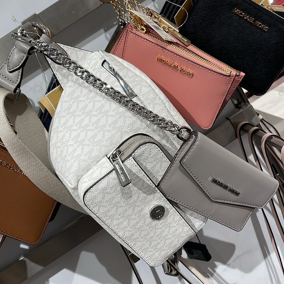 MICHAEL KORS
Maisie Large Logo 2-in-1 Sling Pack
Optic White/Silver
NWT - Picture 6 of 16